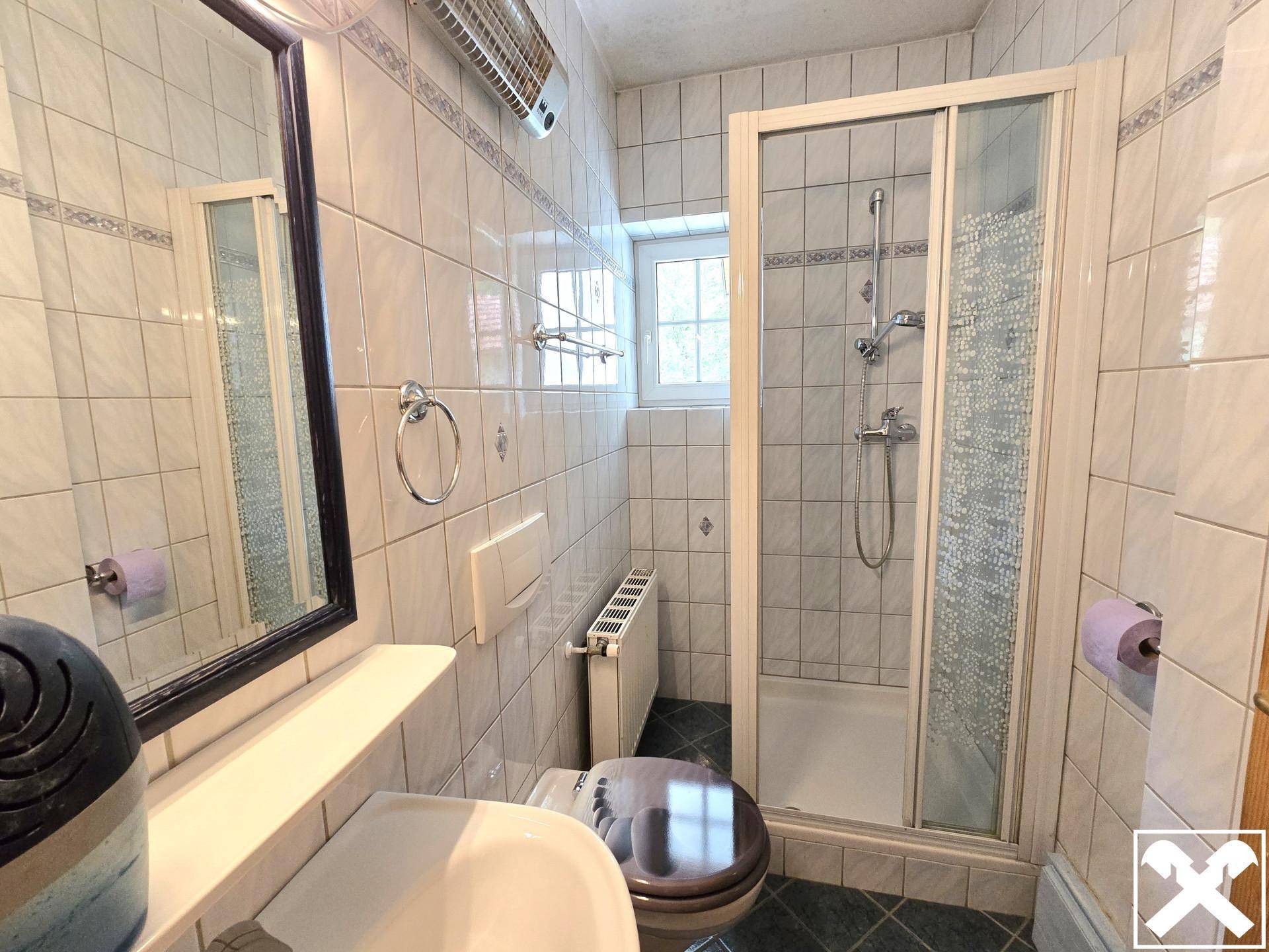 Bad mit Dusche und WC (EG)
