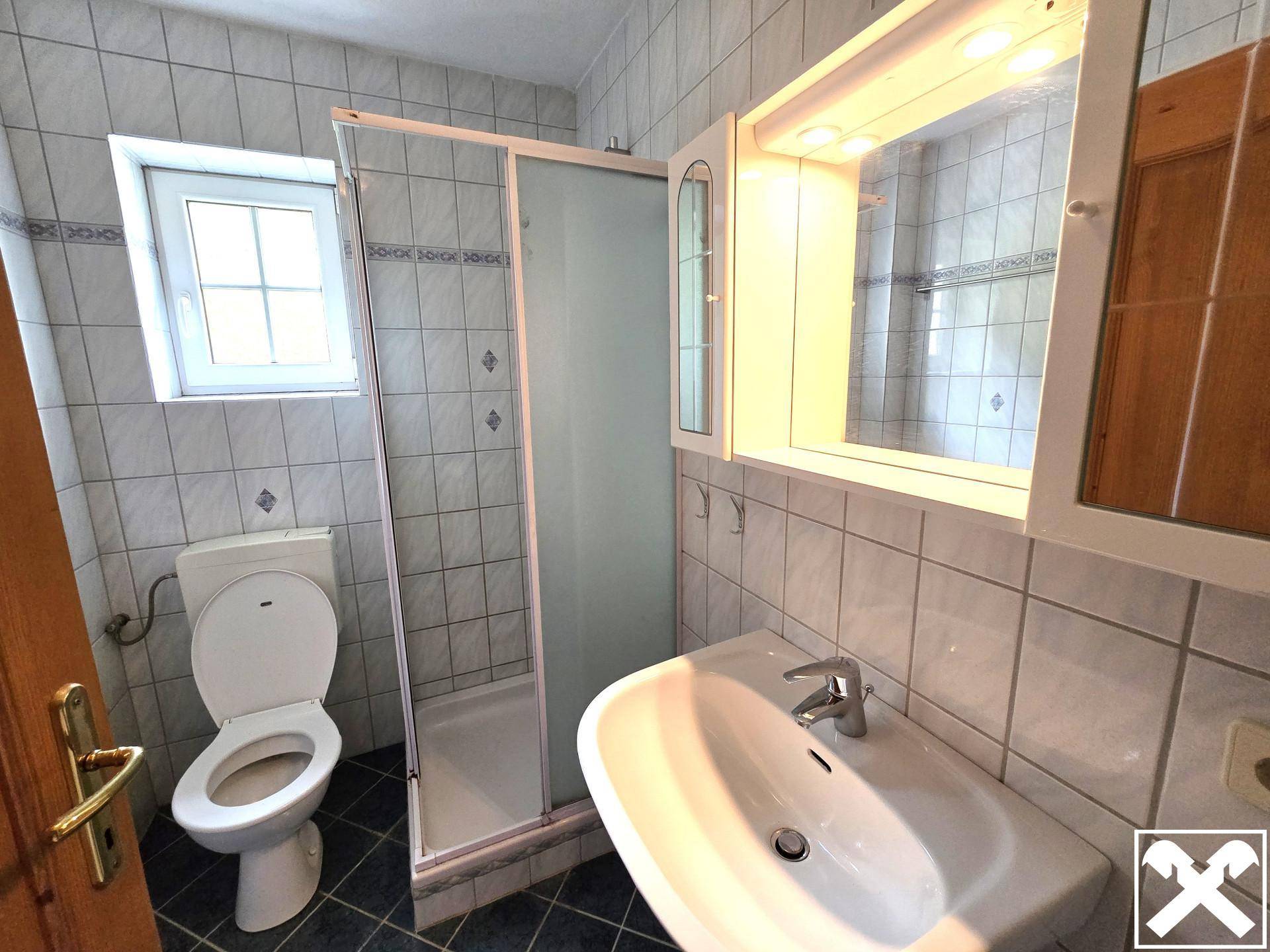 Bad mit Dusche und WC (DG)