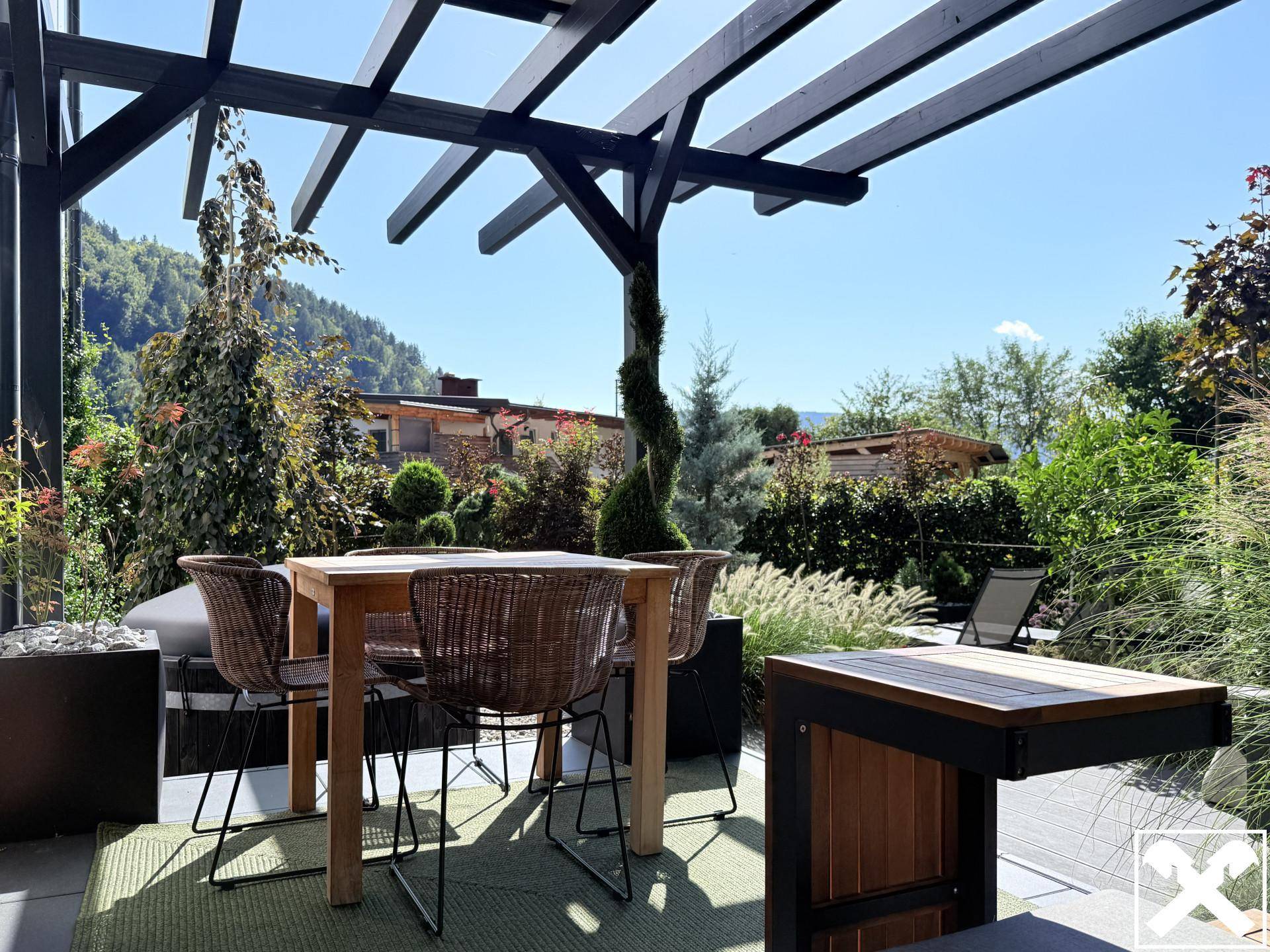 Terrasse mit Blick in den Garten