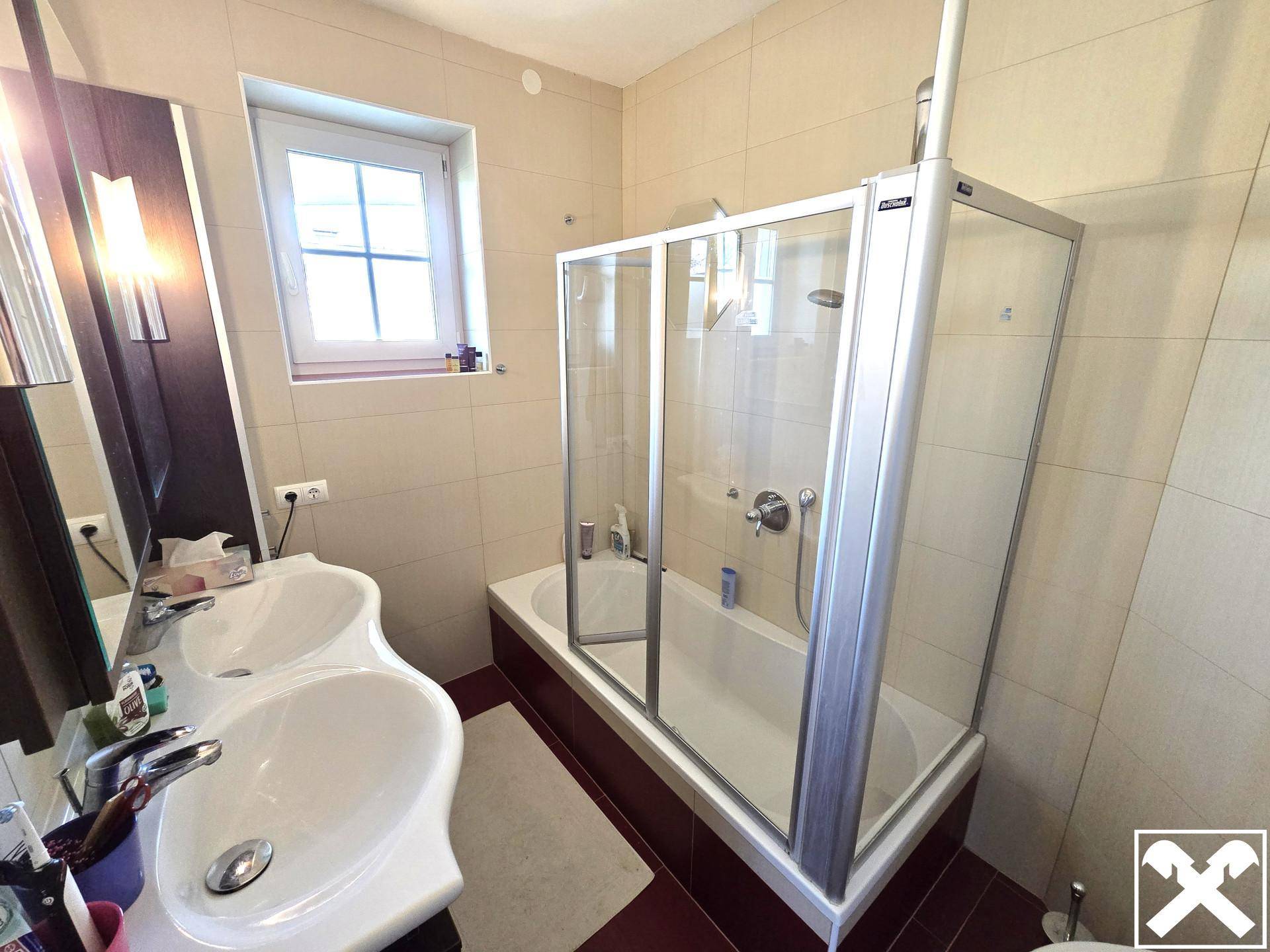 Bad mit Duschwanne und WC (EG)