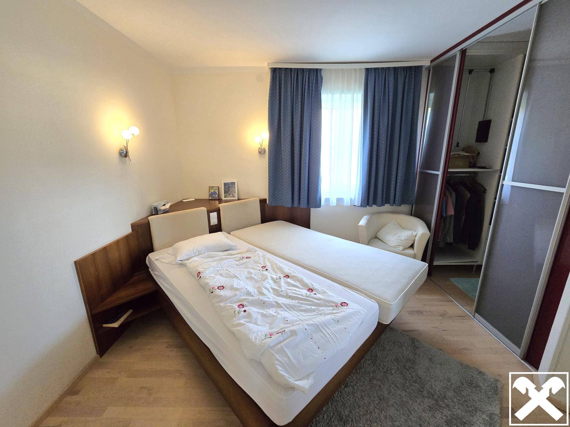 Schlafzimmer (EG)