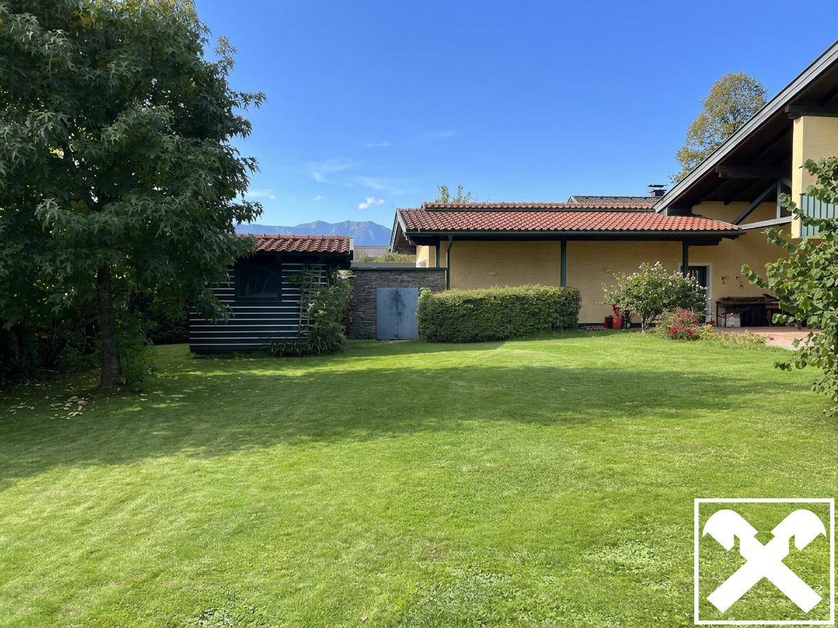 Garten mit Gartenhütte und Garage