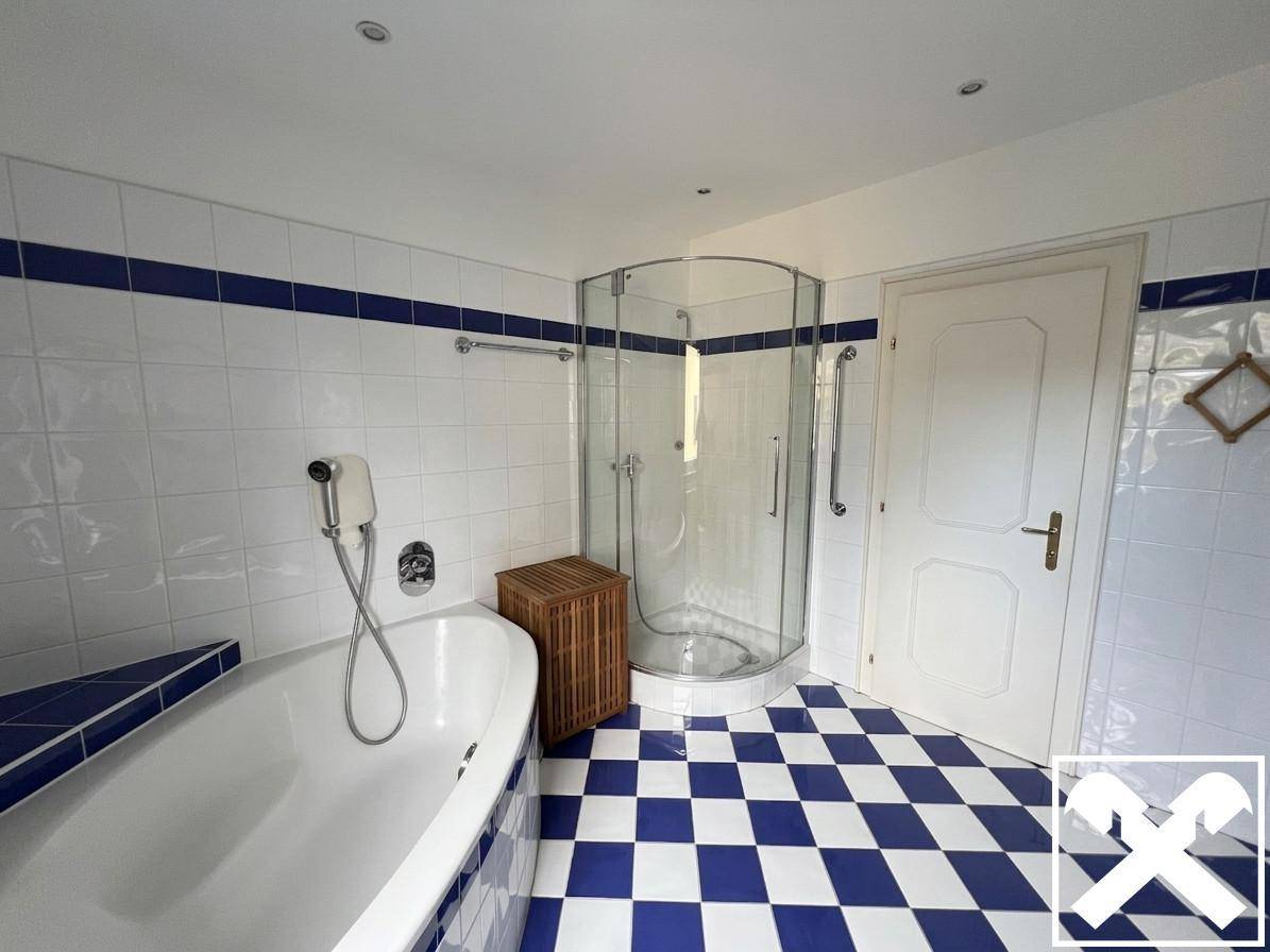 Badezimmer mit Wanne und Dusche OG