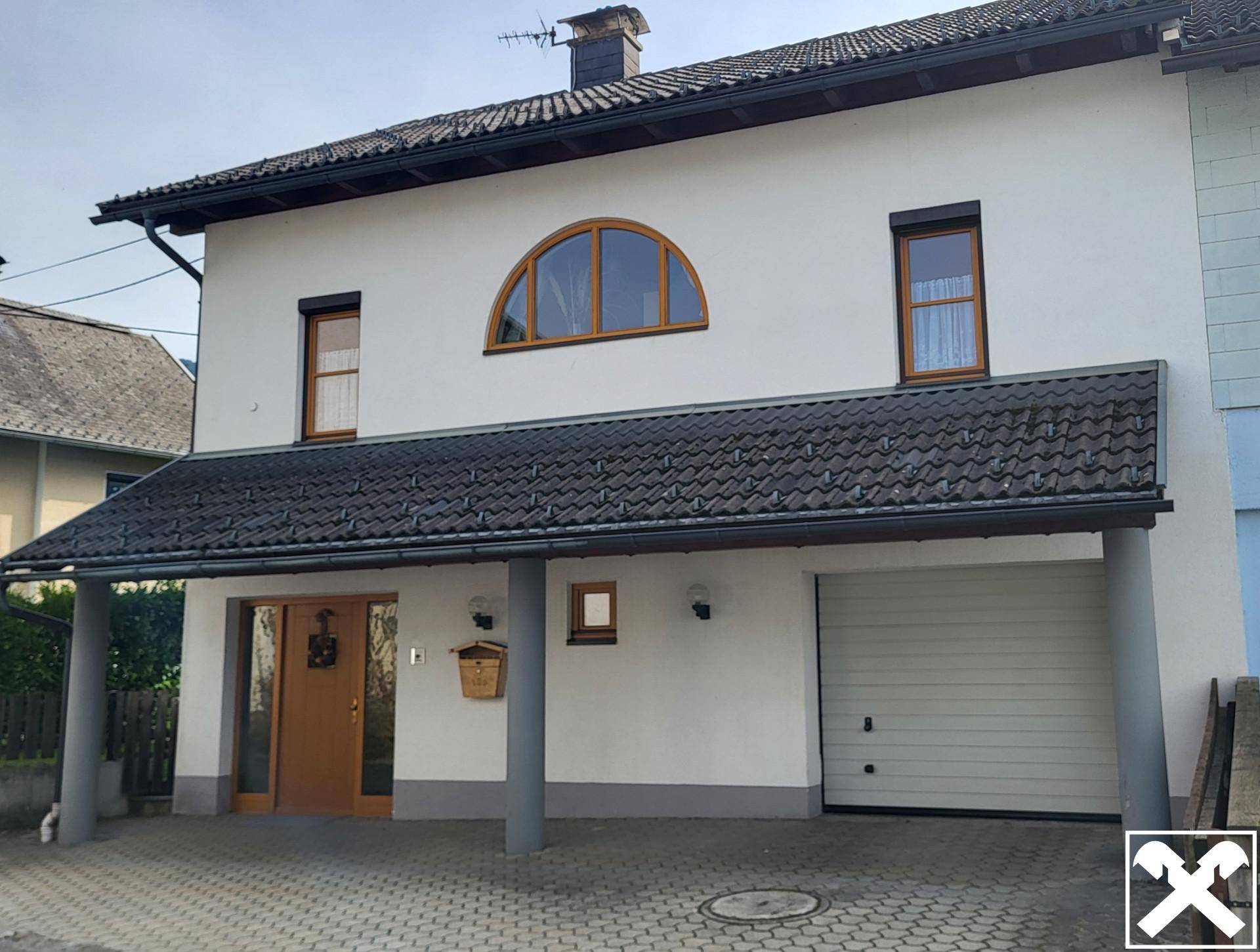 Nordansicht mit Eingang und Garage