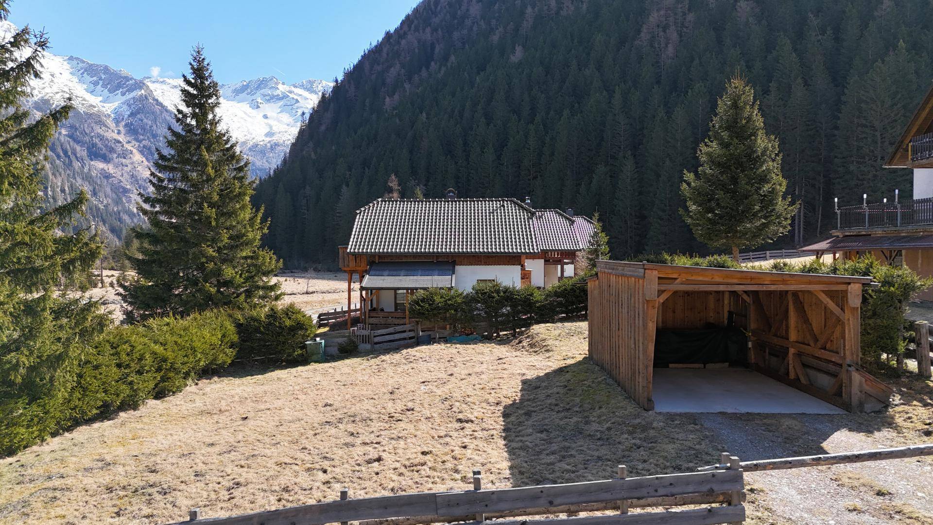 separater Baugrund mit Carport