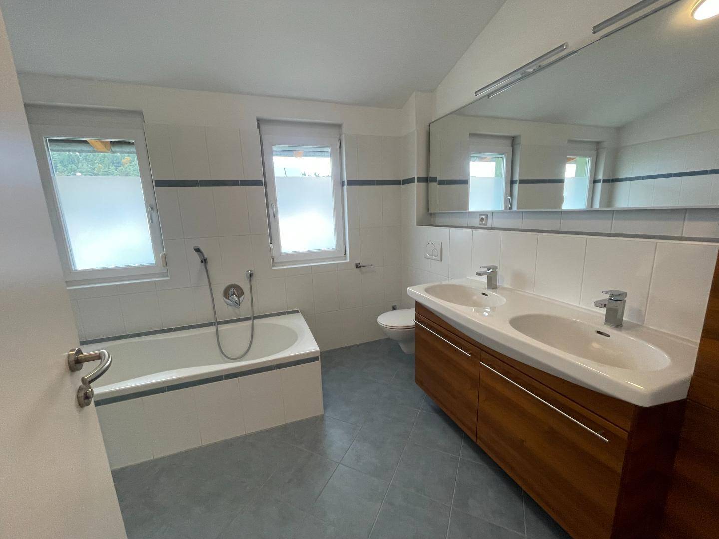 geräumiges Badezimmer
