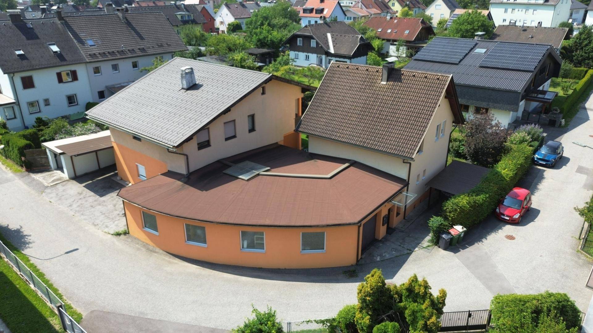 Übersicht aus der Luft eines Wohnhauses mit Anbau, Flachdach und Satteldach in einer Wohnsiedlung.