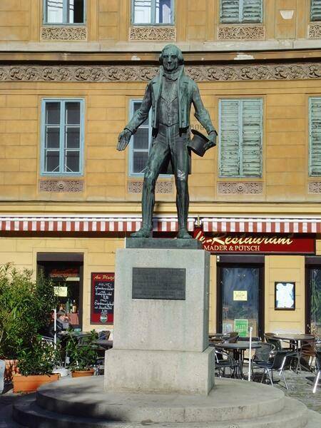 Cafés und Nestroydenkmal