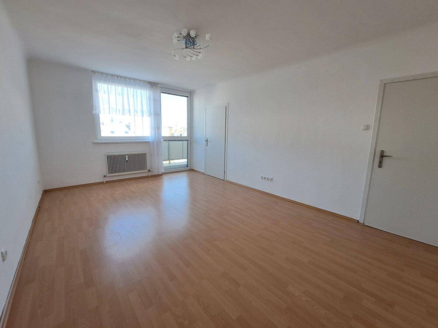 Wohnraum mit Blick zum Balkon