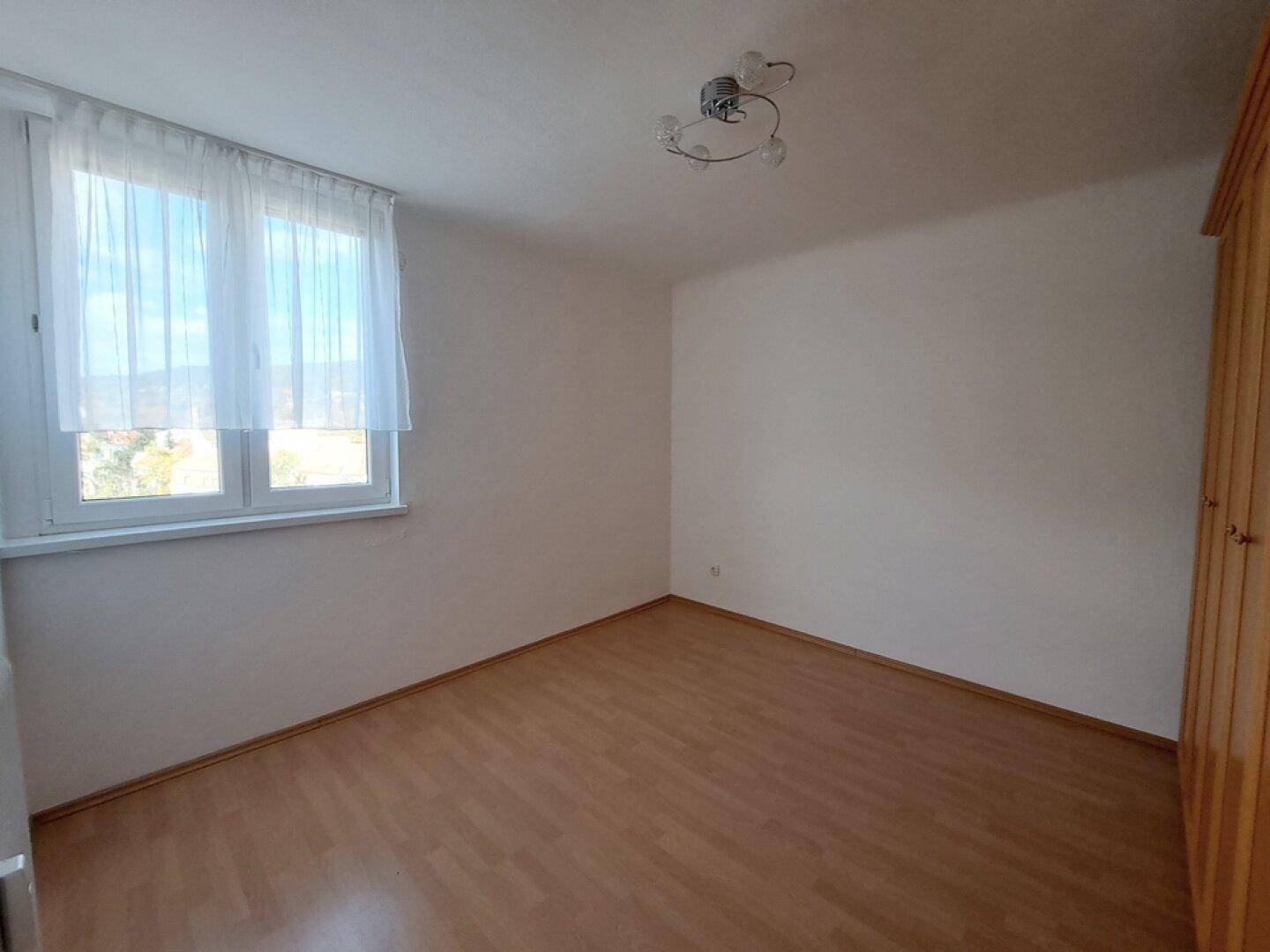 Schlafzimmer mit Schrank