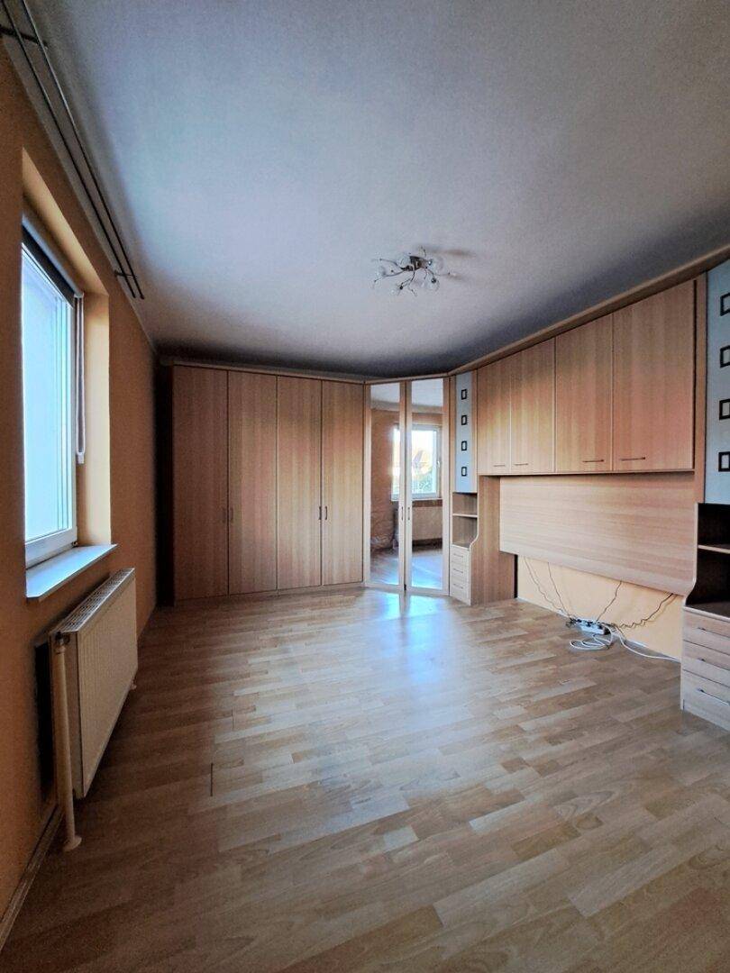 mit geräumigen Schrank (Ecke ist ein extra begehbarer Kleiderbereich)