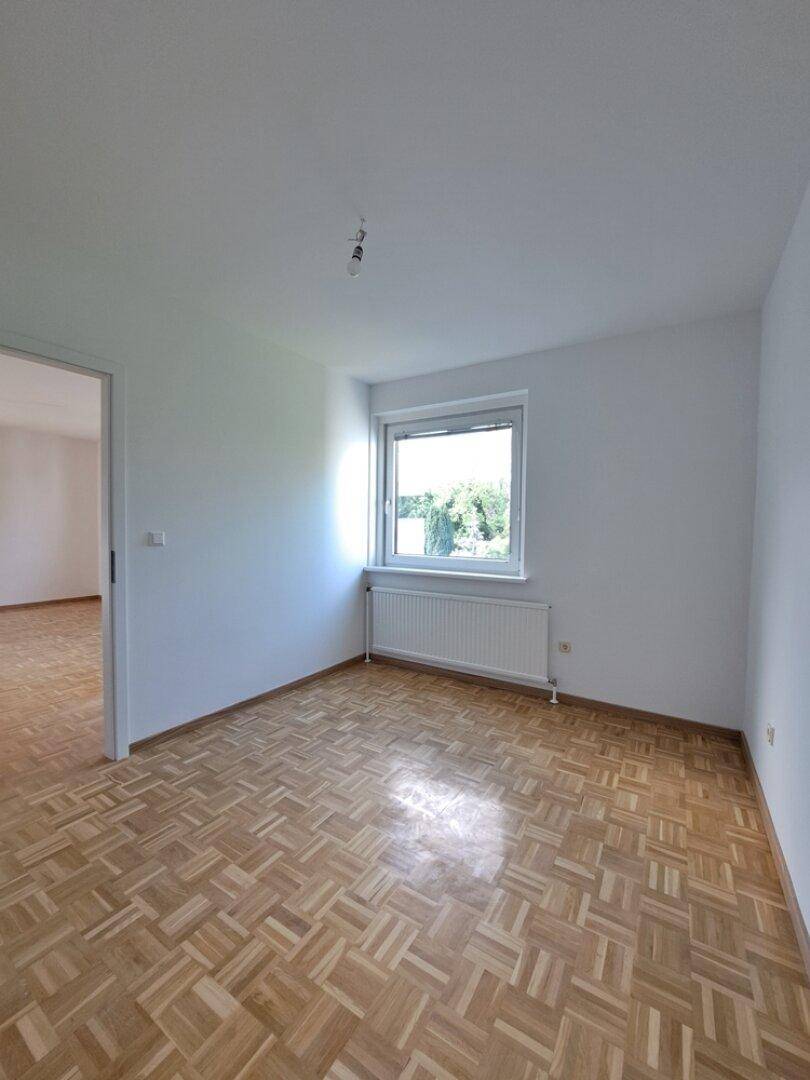 Schlafzimmer neben dem Wohnzimmer