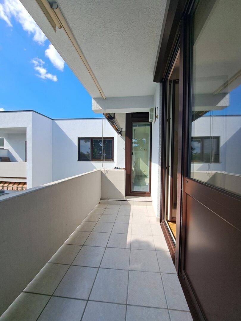 mit Ausgang auf Loggia