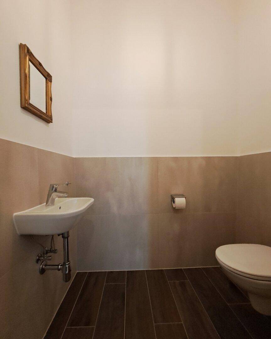 Toilette mit Waschtisch