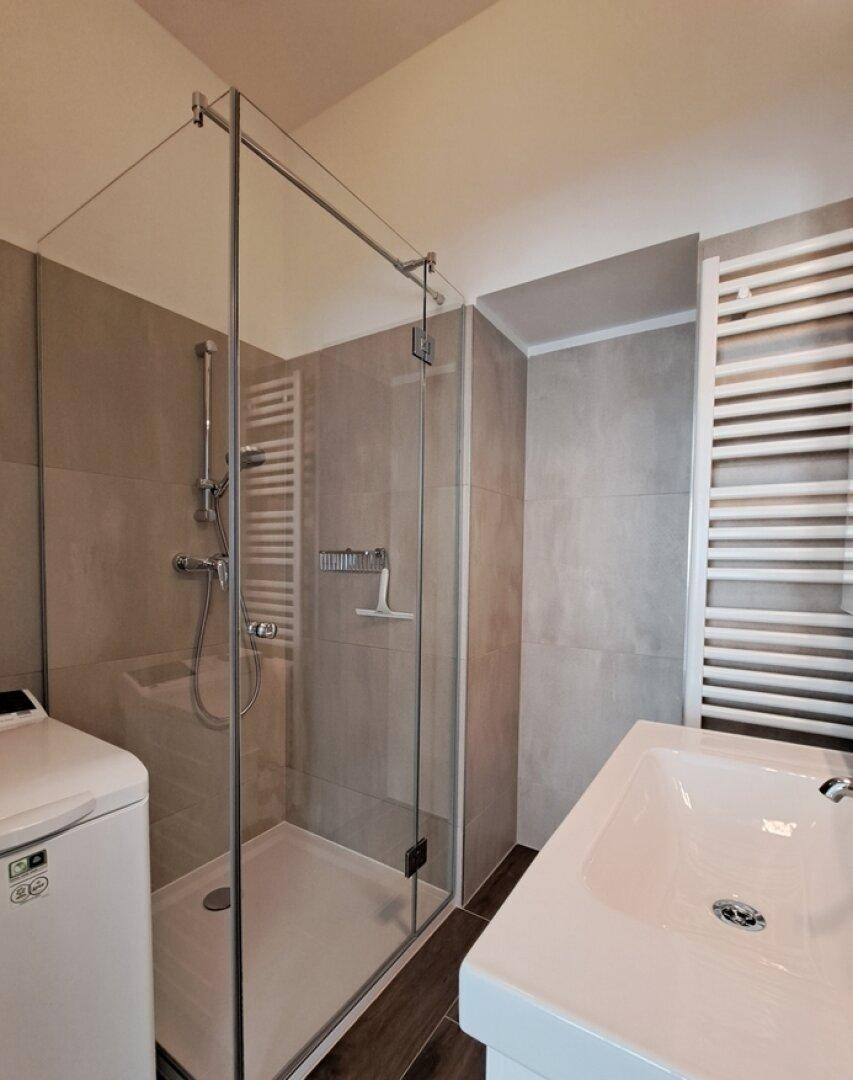 mit Dusche und Waschmaschine