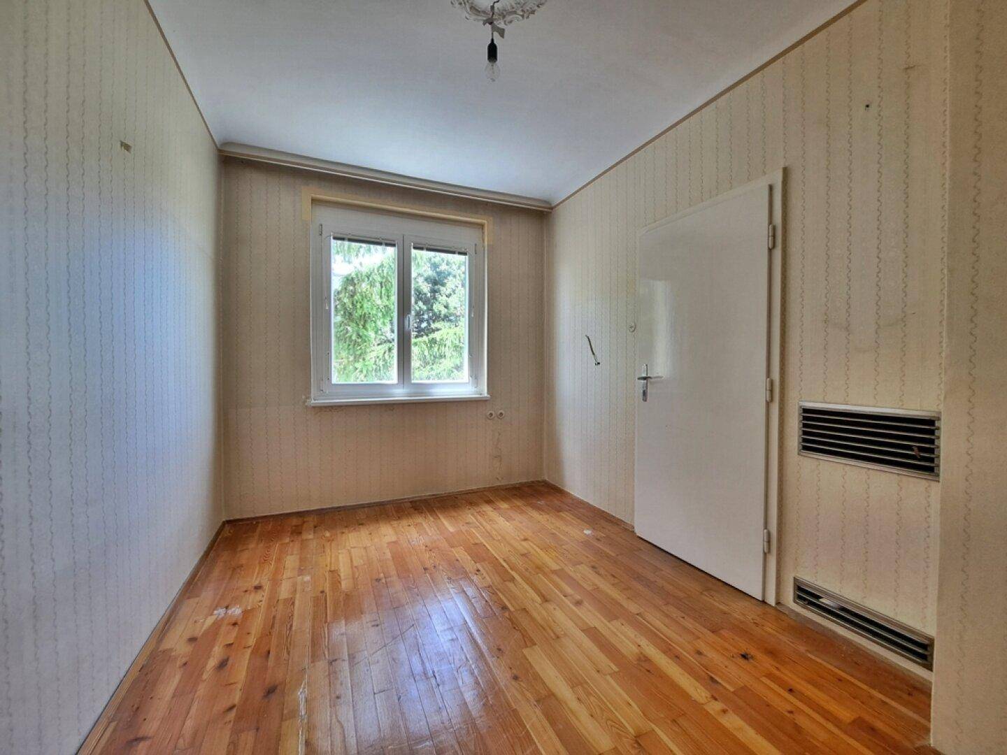 Schlafzimmer neben dem Wohnzimmer