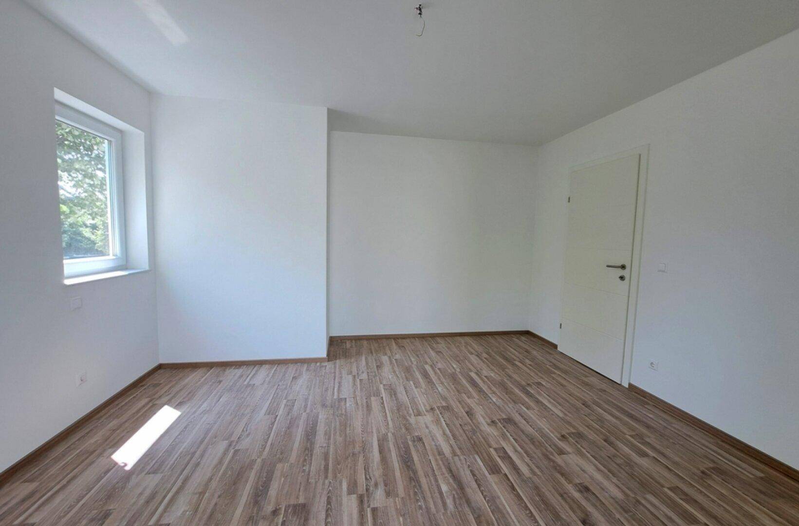 mit Platz für ausreichend Schränke