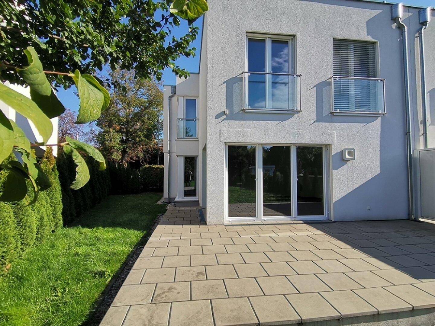 Haus mit Terrasse (vor dem Rasenmähen)