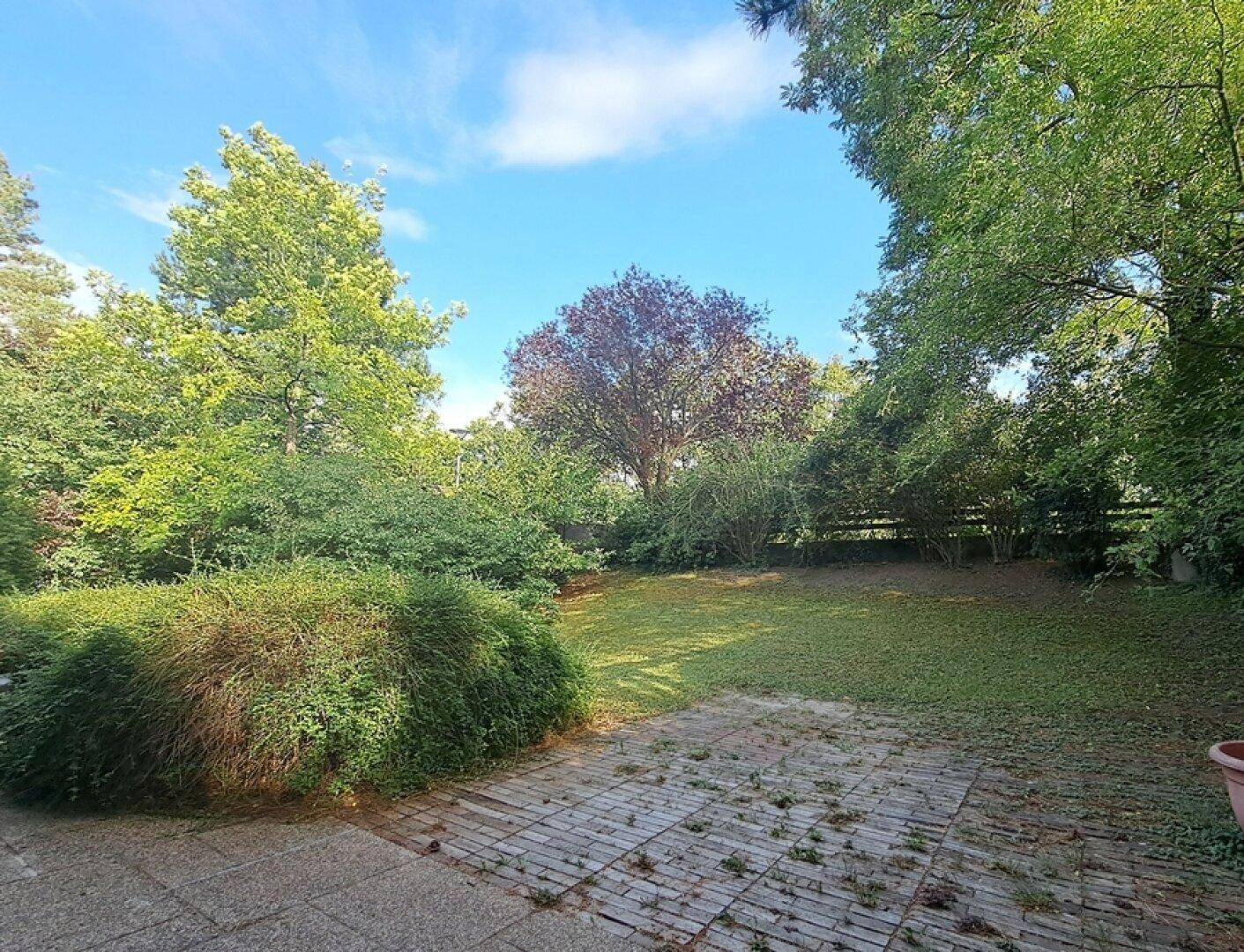 idyllischer Garten bei Hauptterrasse