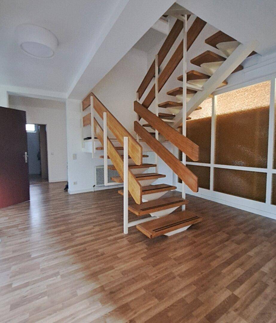 moderne offene Treppe in der Empfangsdiele (untere Wohnebene)