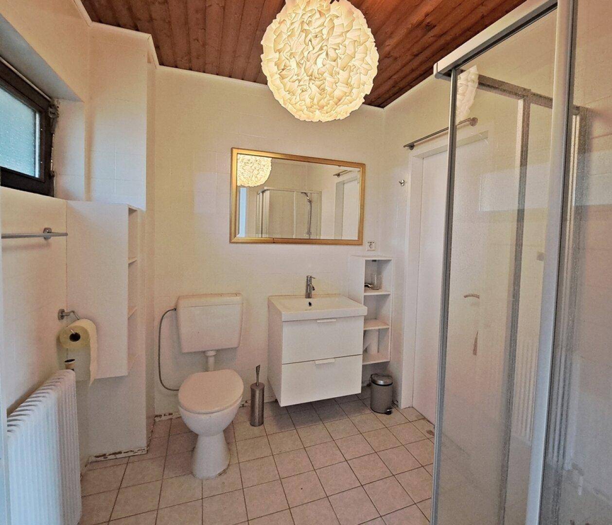 Badezimmer (untere Wohnebene)