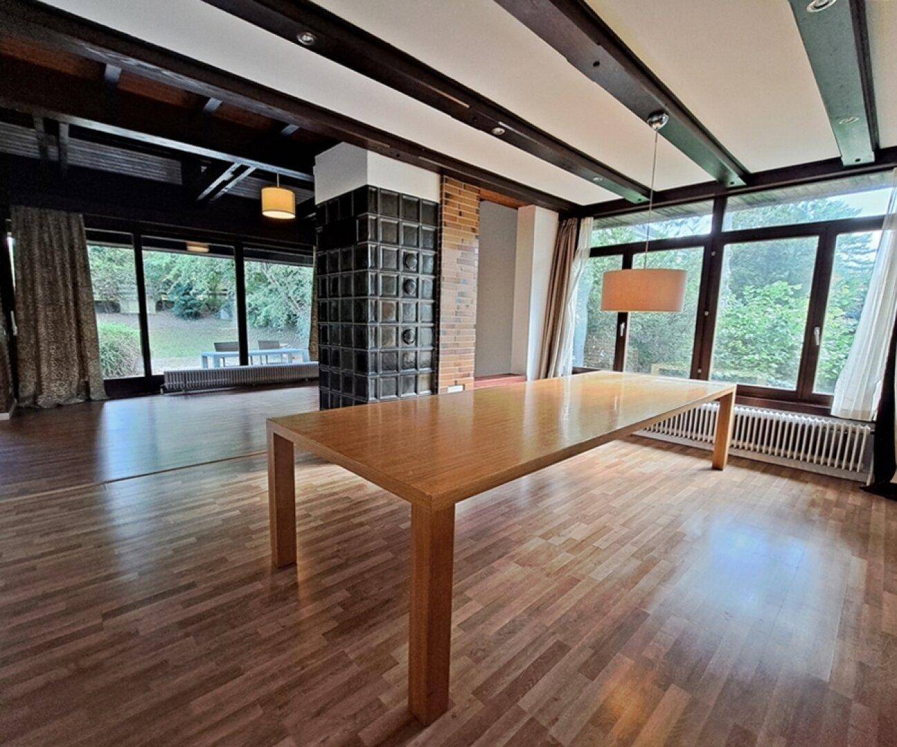 Speisezimmerbereich im Salon (mittlere Wohnebene) mit Kachelofen