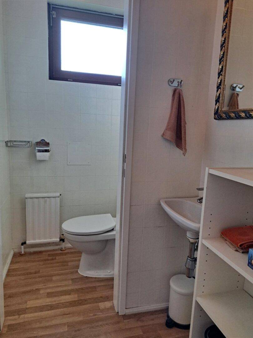 Gäste-WC (mittlere Wohnebene) mit Waschtisch