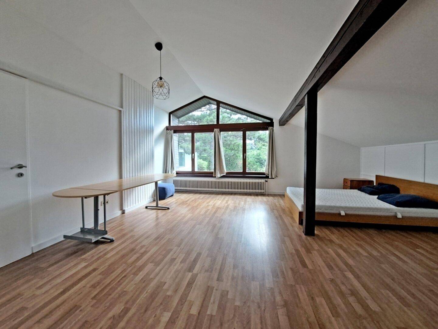 Schlafzimmer mit Gästewaschbecken (obere Wohnebene)
