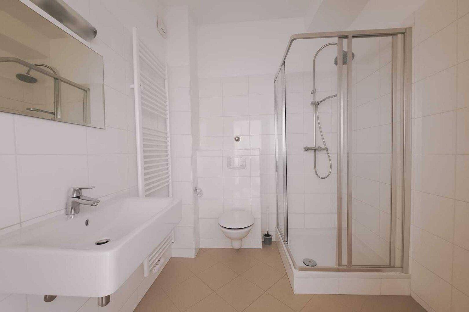 Bad mit Dusche und WC