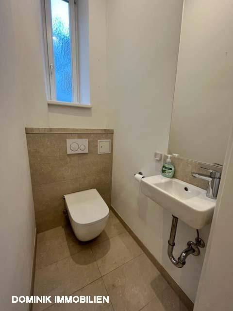 Toilette mit Handwaschbecken