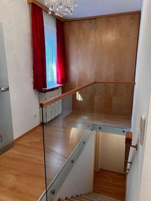 Vorzimmer mit Kellerabgang