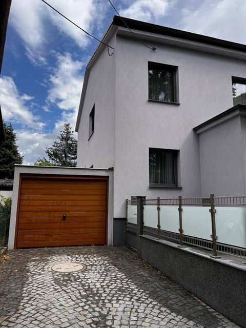 Garage mit Stellplatz