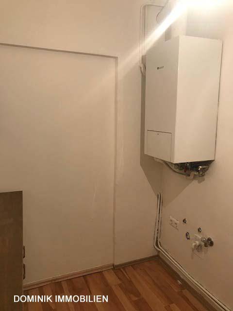 Hauswirtschaftsraum mit Heizungsanlage und Anschlüssen für Waschmaschine, praktisch und funktional.