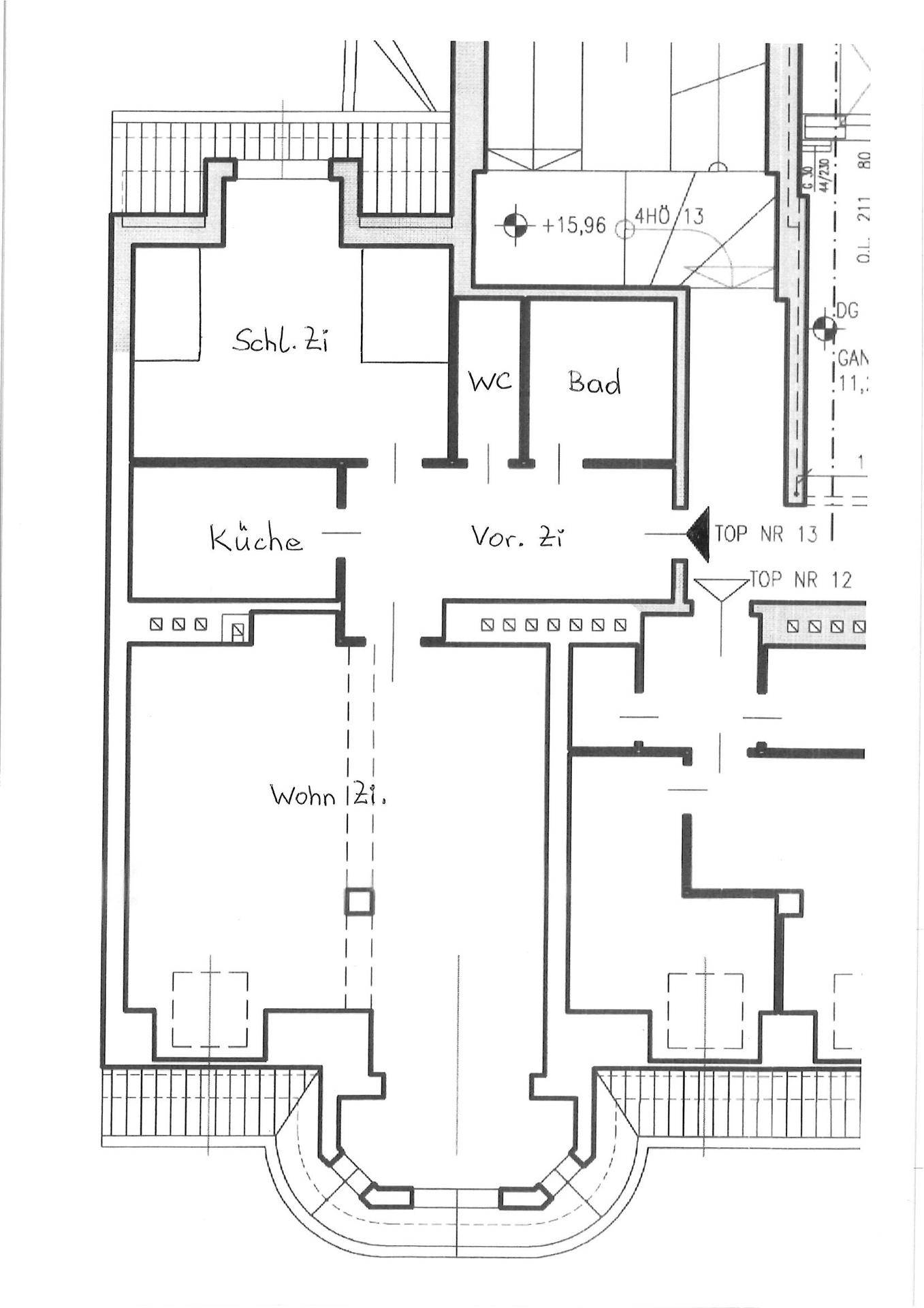 Grundriss der Wohnung mit Küche, Bad, WC und mehreren Zimmern.