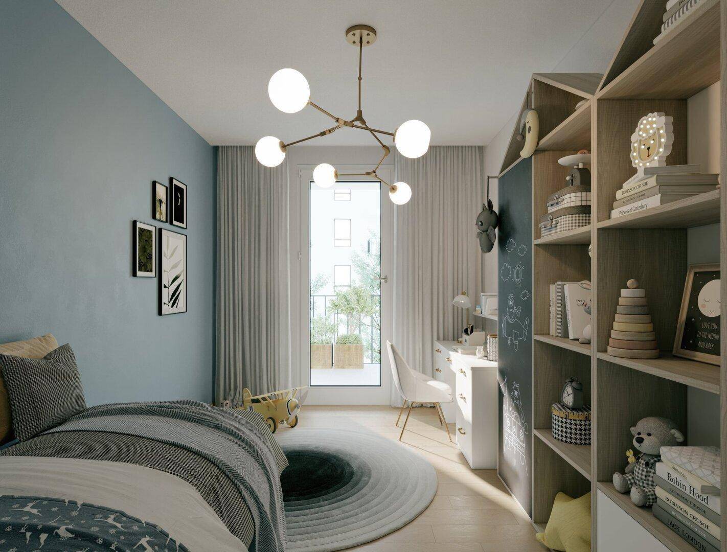 Kinderzimmer mit hellem Holzboden, blauer Wand und Zugang zu einem kleinen Balkon.