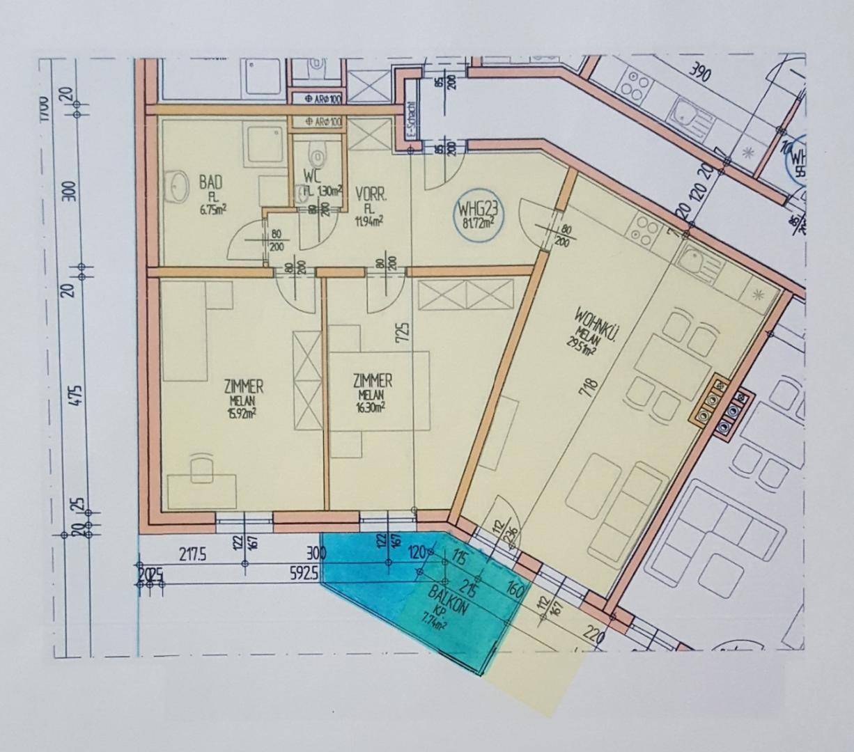 Grundrissplan einer Wohnung mit Wohnküche, zwei Zimmern, Bad, WC und Balkon.