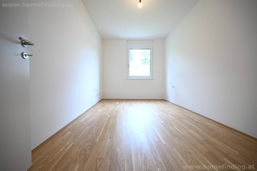 Freundliches Zimmer mit Parkettboden und einem Fenster, das für gute Belichtung sorgt.