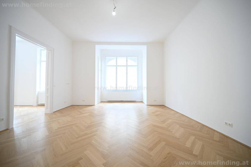 Geräumiger, heller Raum mit Fischgrätparkett und einem schönen Erkerfenster, das viel Licht spendet.