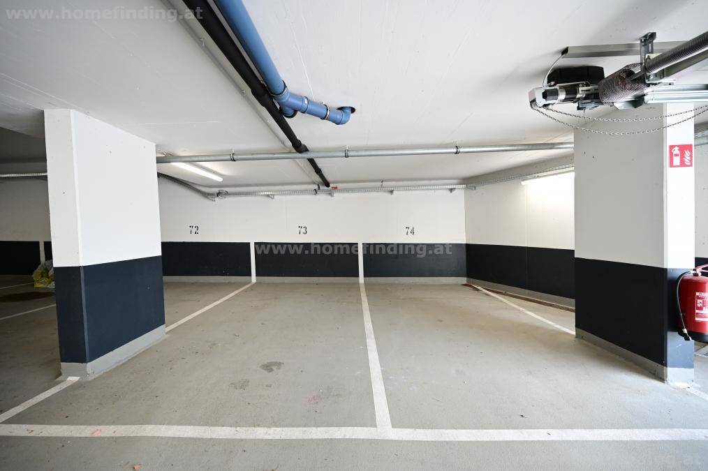 Heller Eckstellplatz in der Tiefgarage mit sauberer Betonfläche und Deckeninstallationen.
