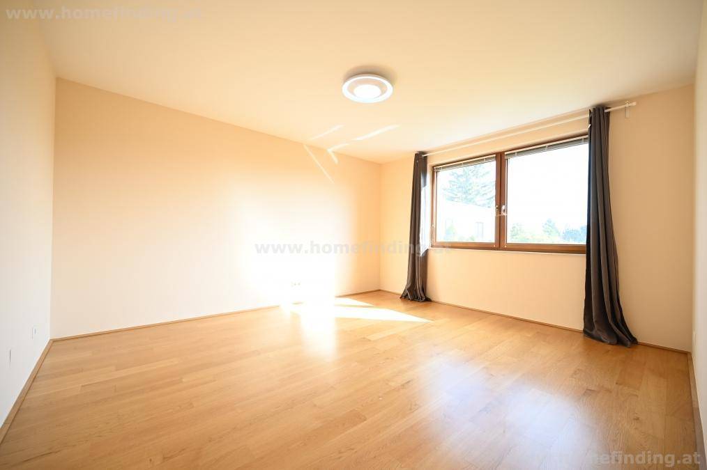 Helles Schlafzimmer mit Parkettboden und einem Fenster, das viel Tageslicht hereinlässt, bereit zur individuellen Gestaltung.