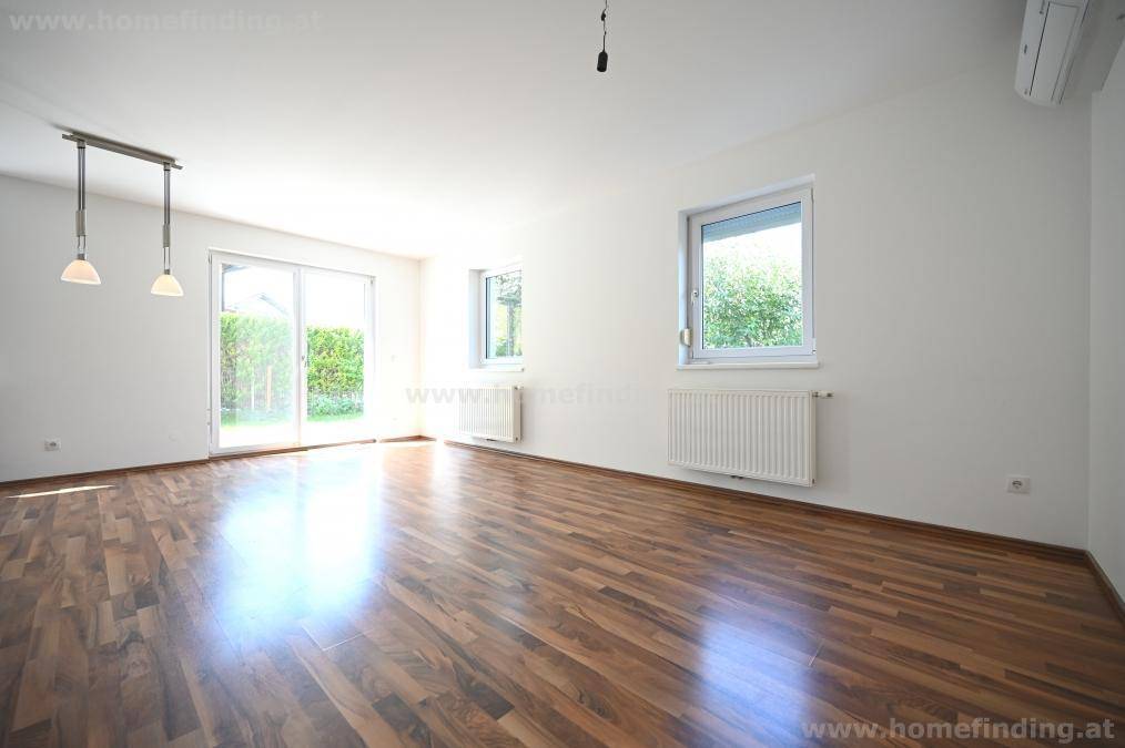 Geräumiges Wohnzimmer mit viel Tageslicht und direktem Zugang zur Terrasse oder Garten.