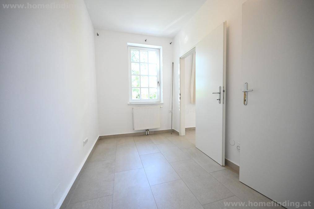 Helles Zimmer mit Fenster und zwei Türen, ideal als Schlaf- oder Arbeitszimmer.