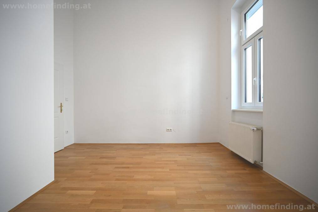 Geräumiges Zimmer mit hellem Parkettboden und einem großen Fenster, vielseitig nutzbar.
