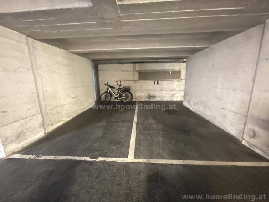 Geräumiger Tiefgaragenstellplatz mit ausreichend Platz für ein Fahrzeug und ein Fahrrad.