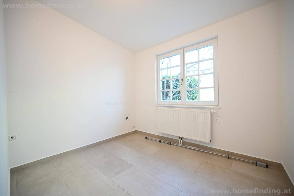 Leeres Zimmer mit Fliesenboden und Fenster, ideal als Schlaf- oder Arbeitszimmer nutzbar.