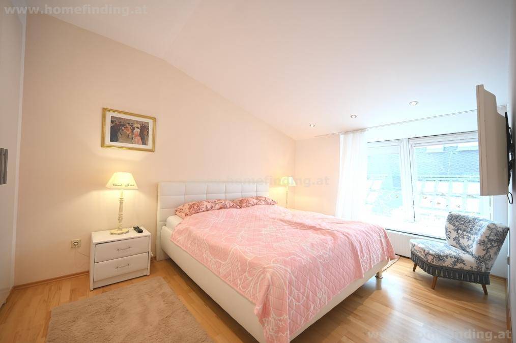 Gemütliches Schlafzimmer mit großem Bett, Nachttischen und viel Tageslicht durch das Fenster.