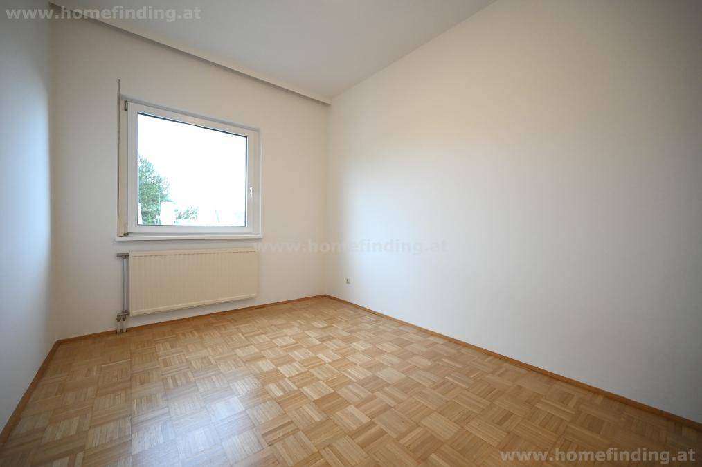 Kleines, helles Zimmer mit Parkettboden und großem Fenster, ideal als Kinder- oder Arbeitszimmer.