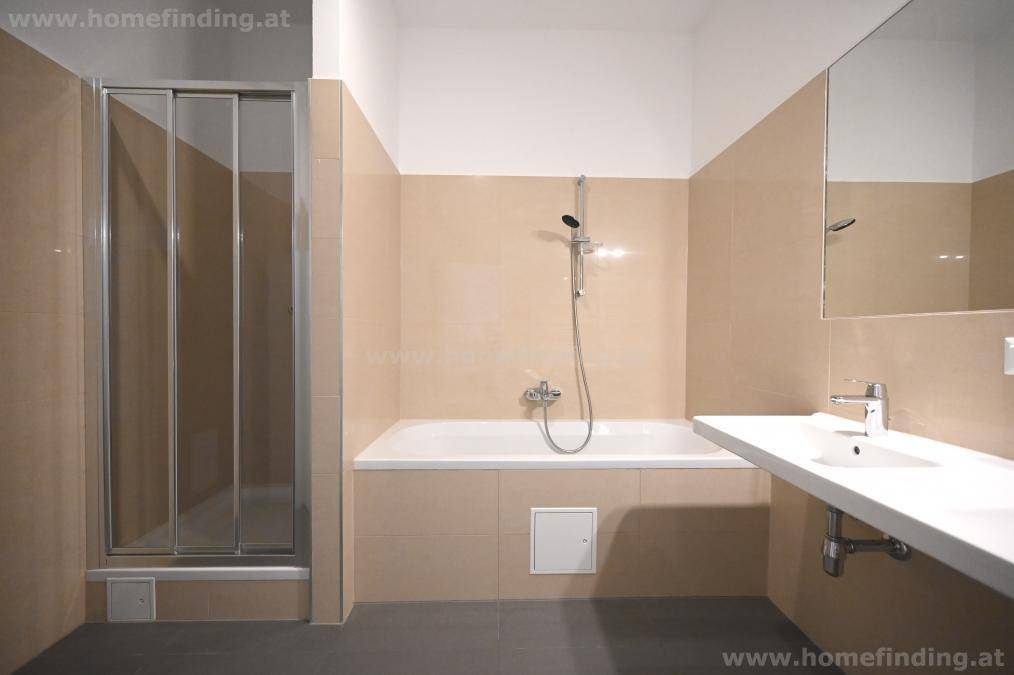 Modernes Badezimmer mit Badewanne, Duschkabine und einem einzelnen Waschbecken.