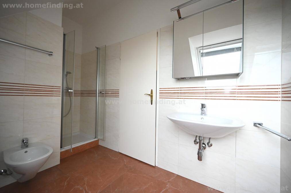 Funktionales Badezimmer mit Duschkabine, Waschbecken, Bidet und Spiegelschrank.