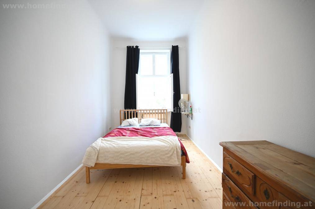 Gemütliches Schlafzimmer mit Einzelbett, hellem Holzfußboden und einem Fenster für natürliches Licht.